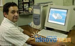 Ricardo Espinoza 在辦公室